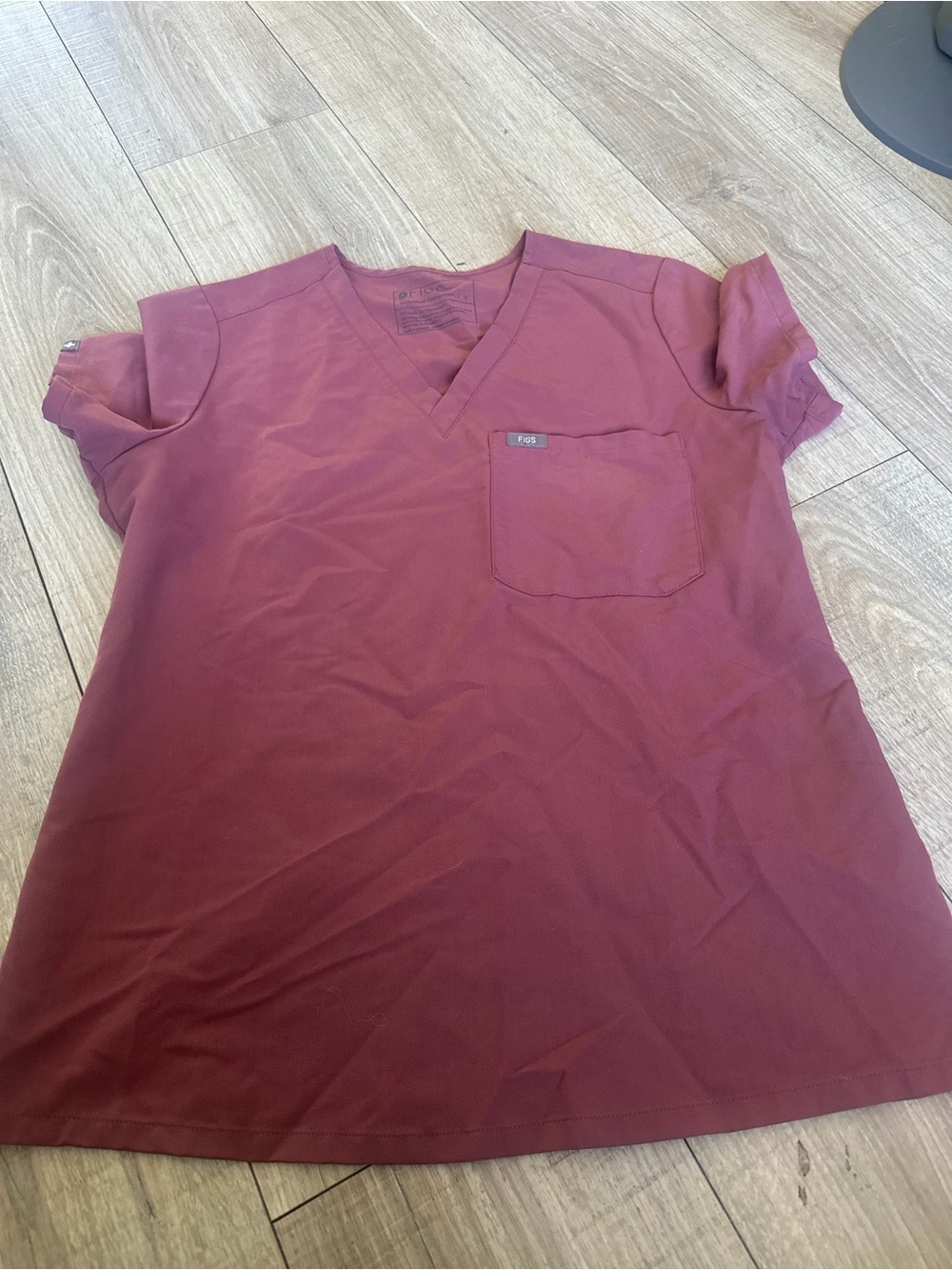 Figs Women’s Short-Sleeve V-Neck Pocket Tee in mauve